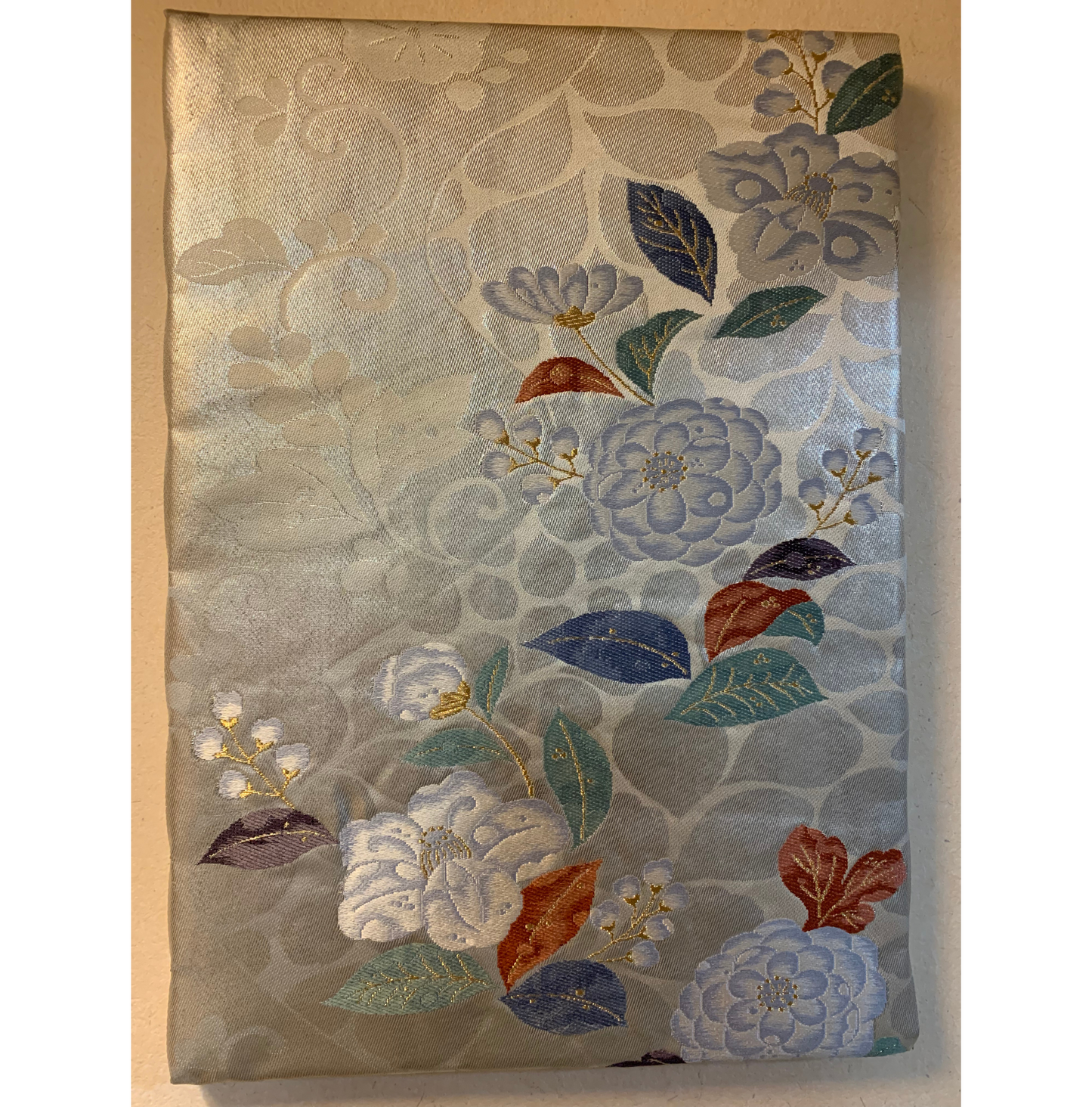 Décoration murale réalisée avec un kimono / W-3