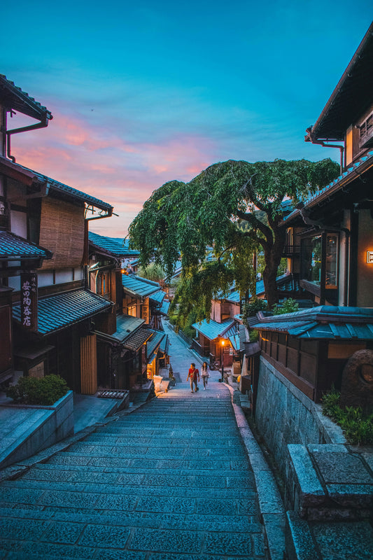 🏮 When Kyoto Glows: The Gentle Magic of Evening Streets